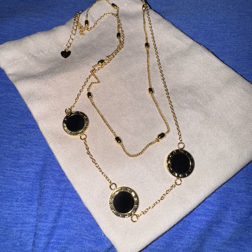 Chic Gold and Black Pendant Necklace